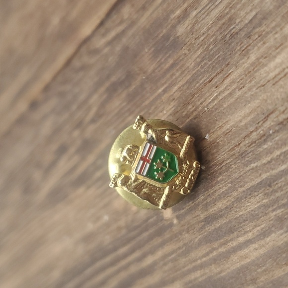 B662 vintage Ontario crest pin coat of arms